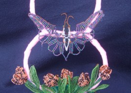 Бабочка с цветами из бисера на восьмерке