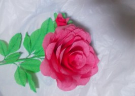 Красивая нежная роза из гофрированной бумаги