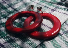 Красные круглые сережки с основой в виде сердечка