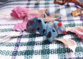 Голубые сережки гвоздики в виде полумесяца