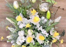 Пасхальная весенняя интерьерная композиция на стол с тюльпанами нарцисами весняна великодня композицУя на стУл
