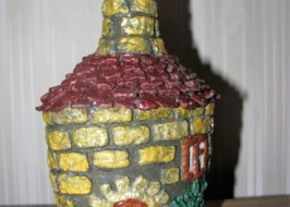 Декорированная бутылка в виде домика