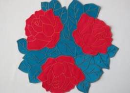Салфетка декоративная из лоскутков «Розы»