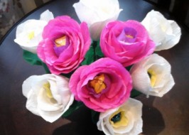 Нежный букет из цветов «Розы в чашке»